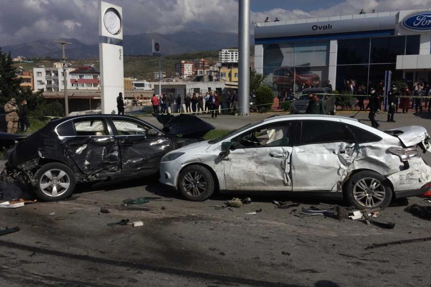 Hatay'ın İskenderun ilçesinde freni patlayan tır çok sayıda araca çarparak durabildi. 