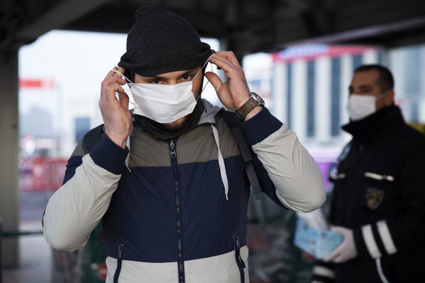 Metrobüs durağında yolcu maske takıyor