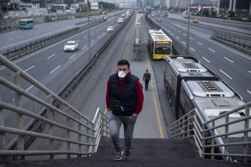 Metrobüs durağında yolcular