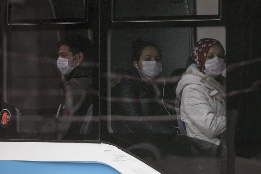 Ankara'da toplu taşıma aracında maskeyle yolculuk eden yurttaşlar.