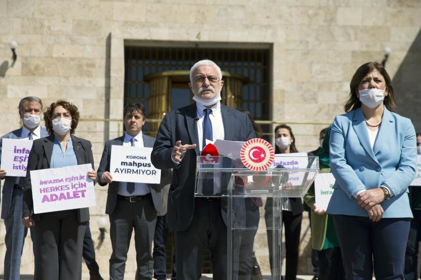 TBMM bahçesinde açıklama yapan HDP milletvekilleri