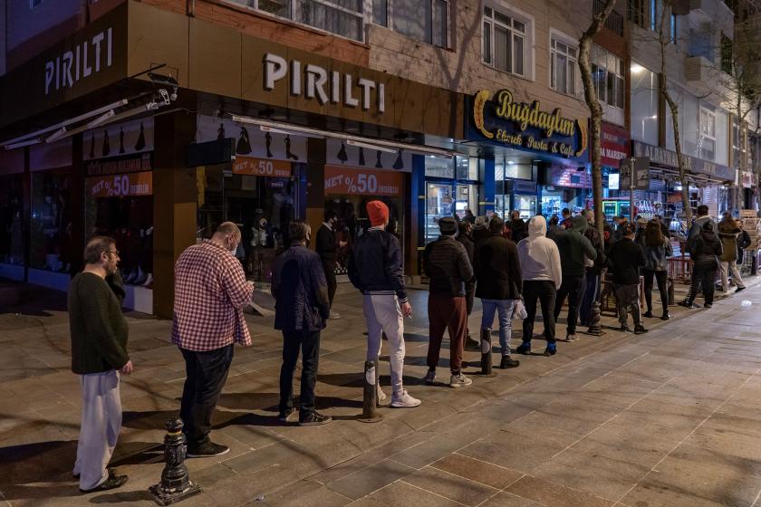 Markete girmek için sırada bekleyenler