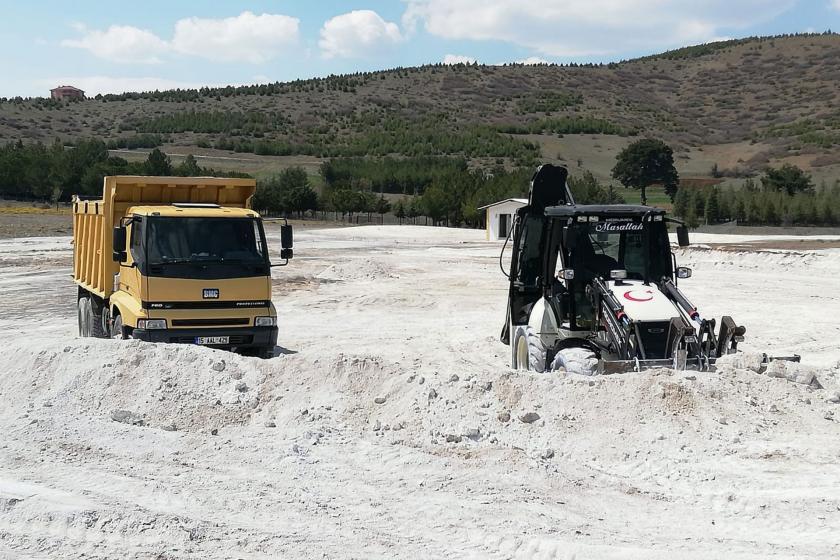 Salda Gölü'nün beyaz kumları iş makineleriyle taşınmaya başladı