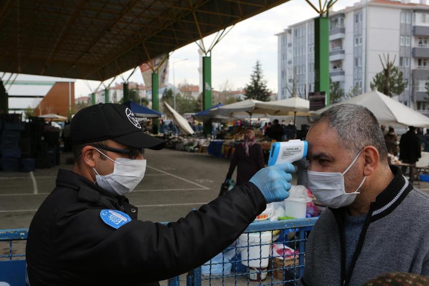 Çorum'da koronavirüs (Kovid-19) önlemleri kapsamında semt pazarında yurttaşların ateşi ölçülüyor.