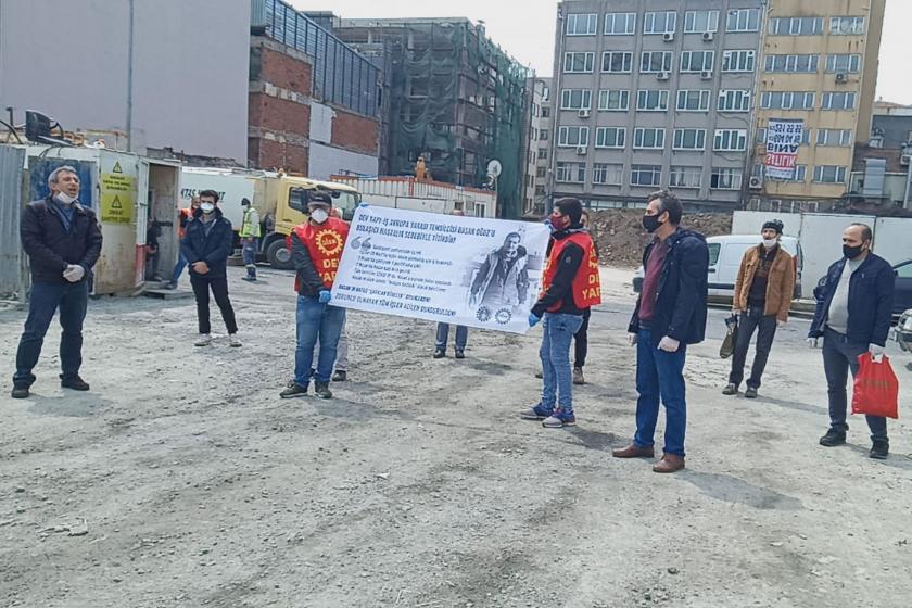 Hasan Oğuz'un fotoğrafının olduğu pnkartı tutan Dev Yapı-İş Sendikası yönetici ve üyeleri