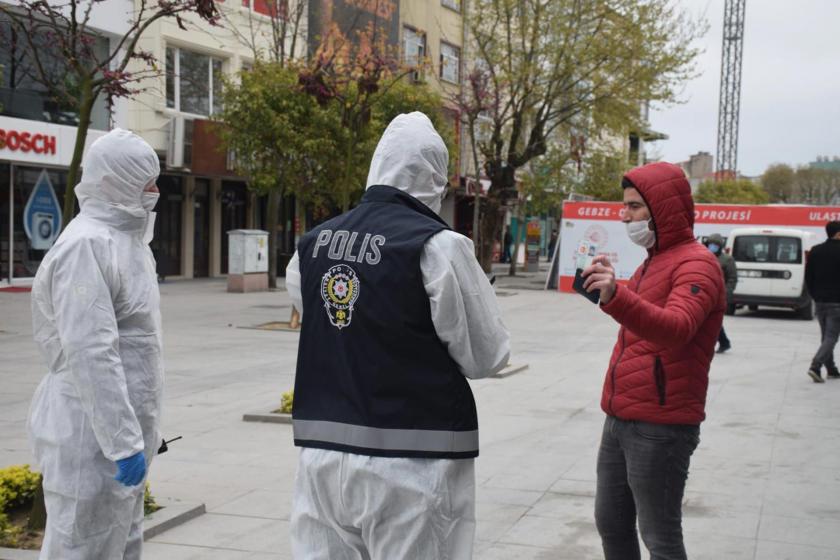 Kocaeli'de koronavirüs (Kovid-19) salgını dolayısıyla alınan önlemler çerçevesinde polis sokaktaki yurttaşların kimliğini kontrol ediyor.