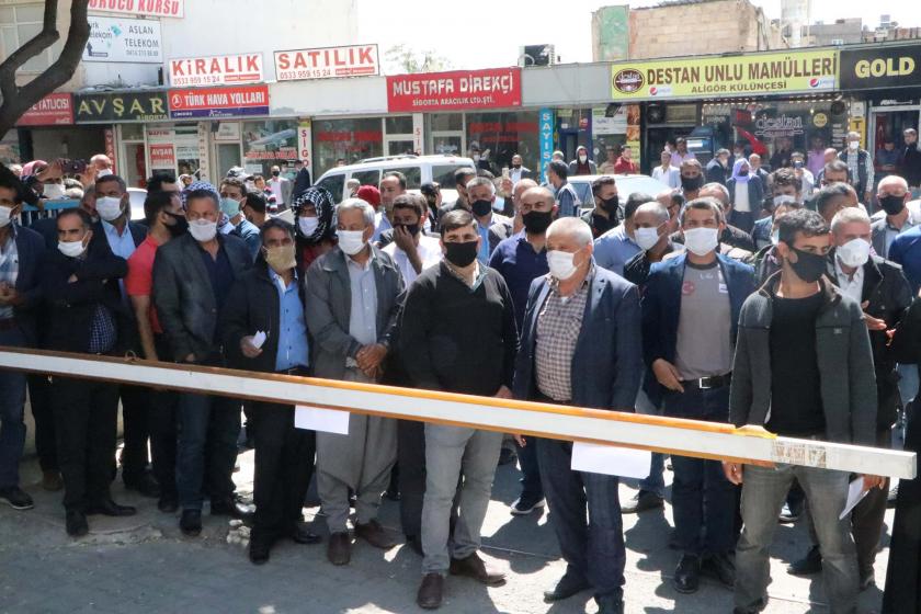 Urfa'da tarım işçileri sehayat izni alabilmek için kuyrukta bekledi