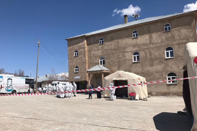 Örmetaş mahallesinde cami avlusuna kurulan pandemi çadırı ve görevliler.