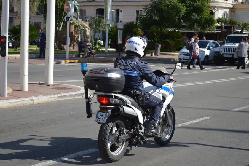 Fransa'da motorlu bir polis