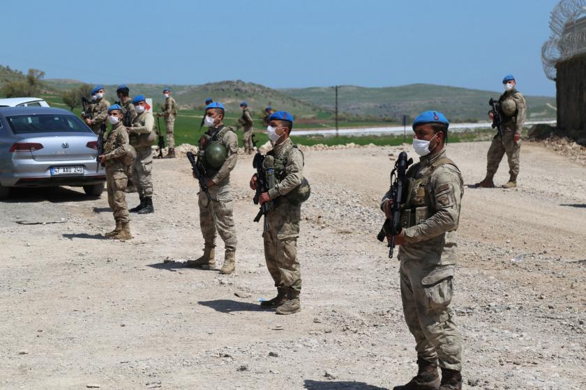 Karataş Mahallesi girişinde bekleyen jandarmalar