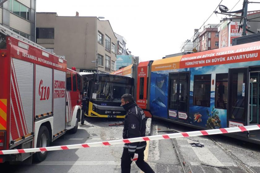 Tramvay otobüse çarptı