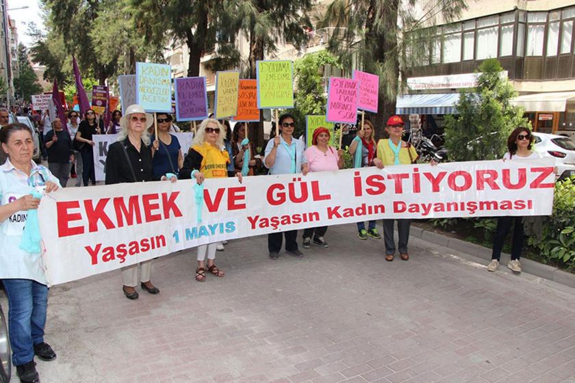 Ekmek ve Gül istiyoruz pankartı yaşıyan kadınlar