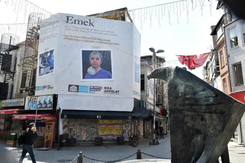 Beşiktaş Belediyesinin emek ve dayanışma vurgusunun yer aldığı 1 Mayıs afişleri meydanda bir binaya asılmış.