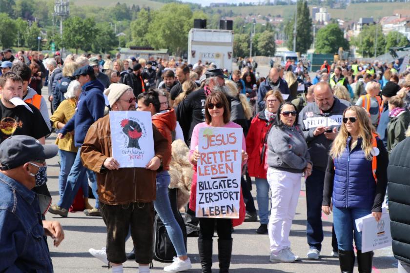 Almanya'da “QUERDENKEN 711- Direniş 2020” isimli sağcı hareketin eyleminde elinde döviz tutan insanlar