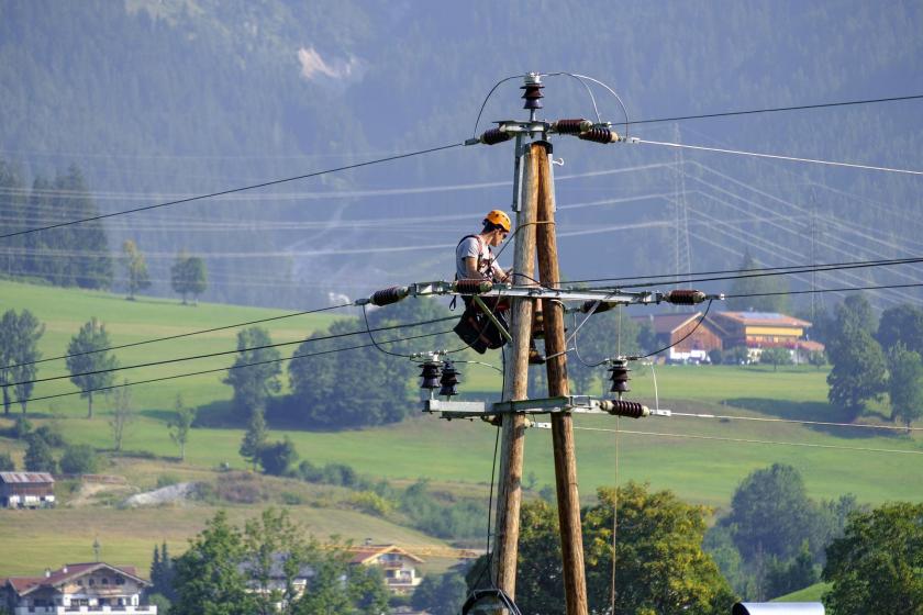 Elektrik direğinde çalışan işçi