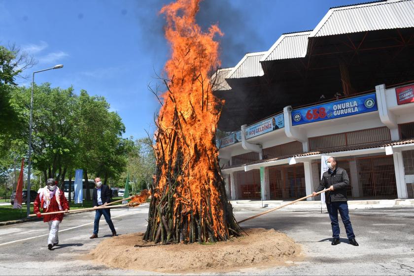 Kakava ateşini yakan Edirne Valisi, Belediye Başkanı ve Çeribaşı