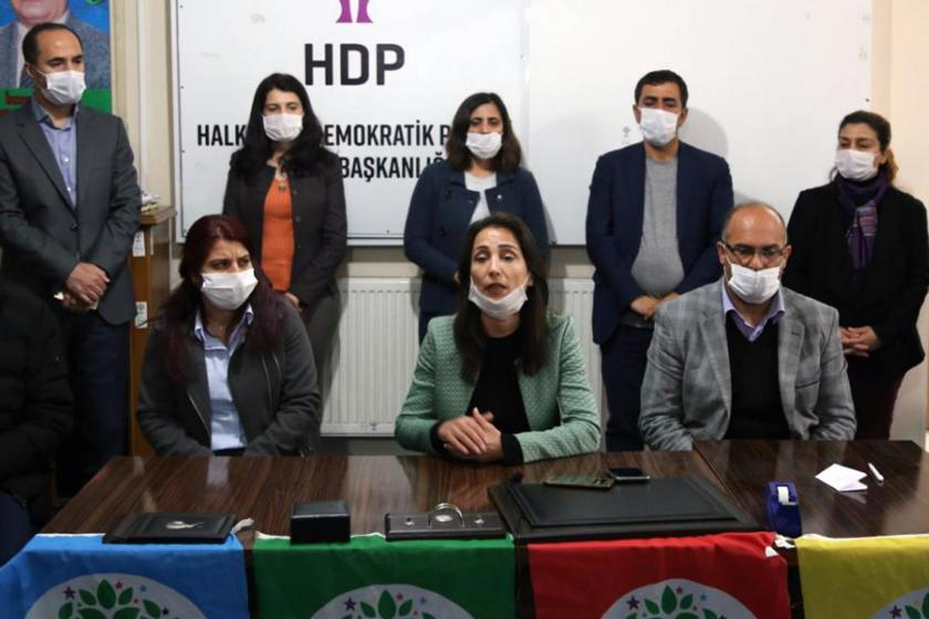 Kars Belediyesini ziyaret eden HDP heyeti basın toplantısı düzenliyor