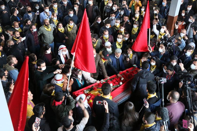 İbrahim Gökçek tabutun içinde (ortada) ve törene katılanlar