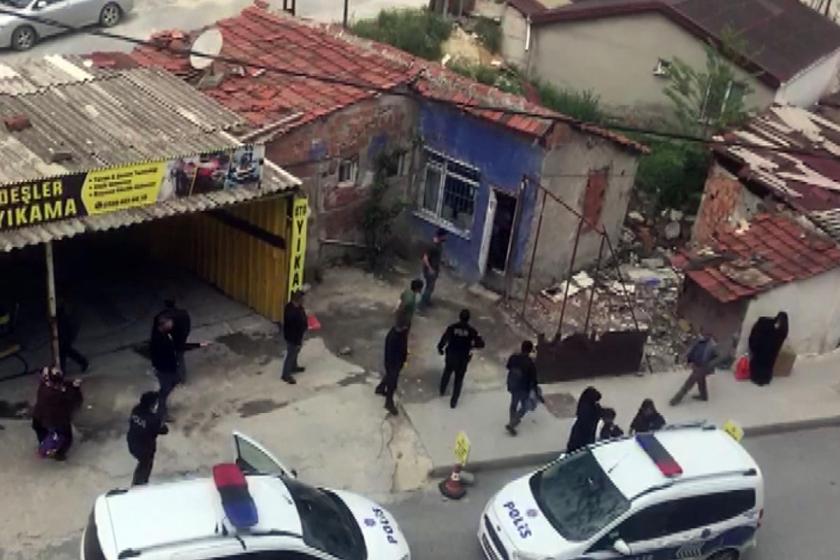 Arnavutköy'de kız çocuğunu taciz ettikleri iddia edilen 3 kişinin kapatıldığı baraka, polis araçları ve polisler.