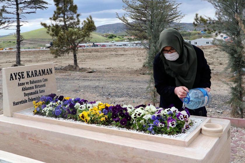 Ayşe Karaman'ın mezarı ve annesi