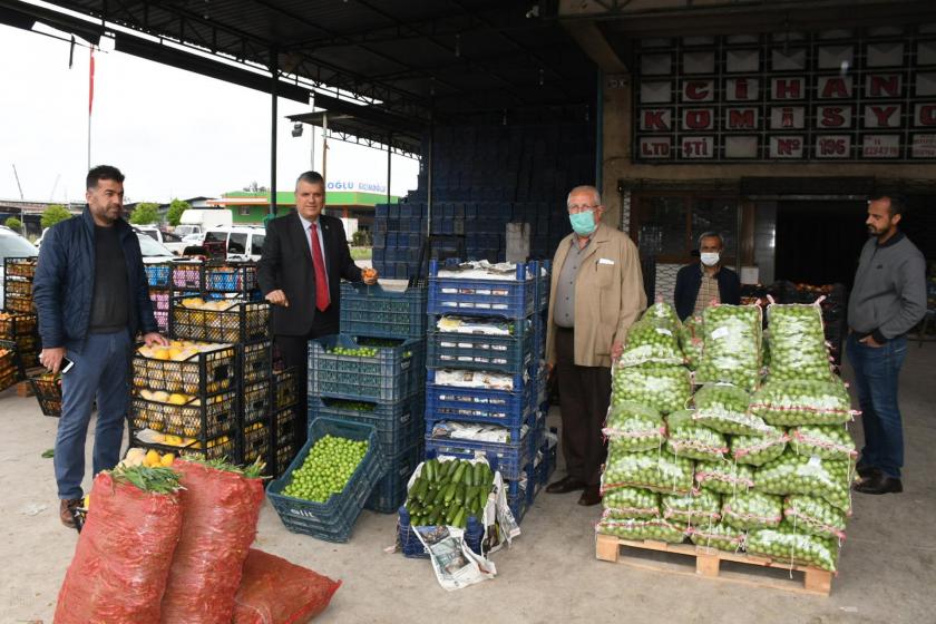 CHP Milletvekili Ayhan Barut Adana'daki Vedat Dalokay Sebze ve Meyve Hali'nde Adana Kabzımallar Esnaf Odası Başkanı Ali Batman ve yönetim kurulu üyeleriyle bir araya geldi.