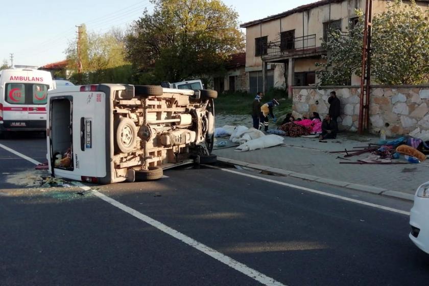 İşçileri taşıyan aracın devrildikten sonraki hali (solda) sağda ise yaralı işçiler yatıyor