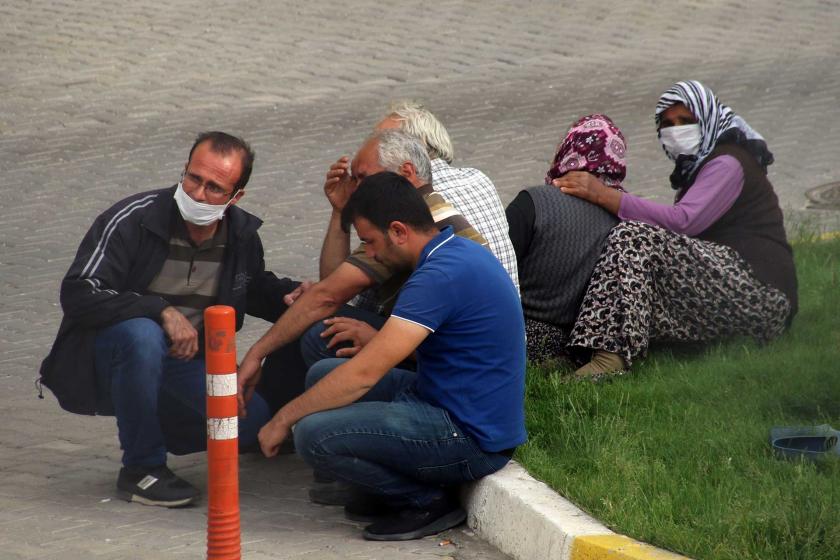 Uşak Eğitim ve Araştırma Hastanesi önünde gözyaşı döken Kadirhan Acar'ın yakınları