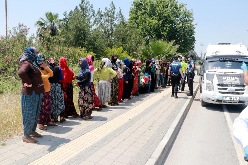 Minibüsten indirilen tarım işçileri