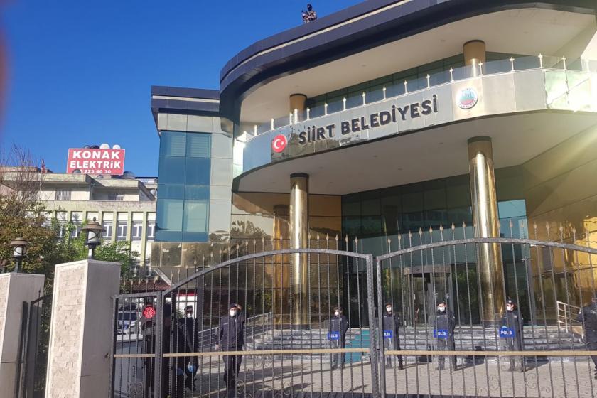 Siirt Belediyesi önünde polisler