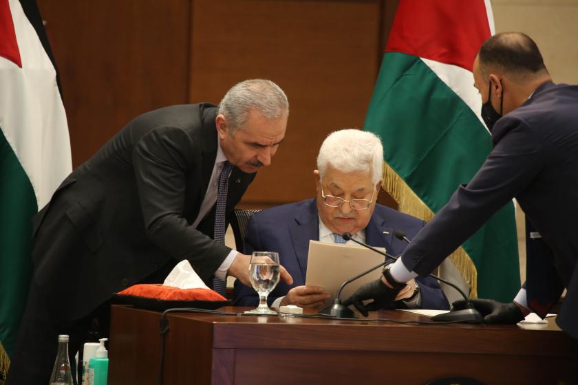 Mahmud Abbas masada otururken, yanında iki kişiyle birlikte