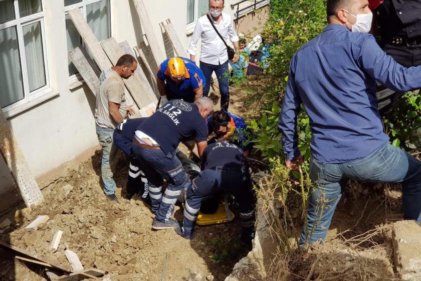 duvar inşaatında toprak altında kalan işçiler kurtarılmaya çalışılıyor