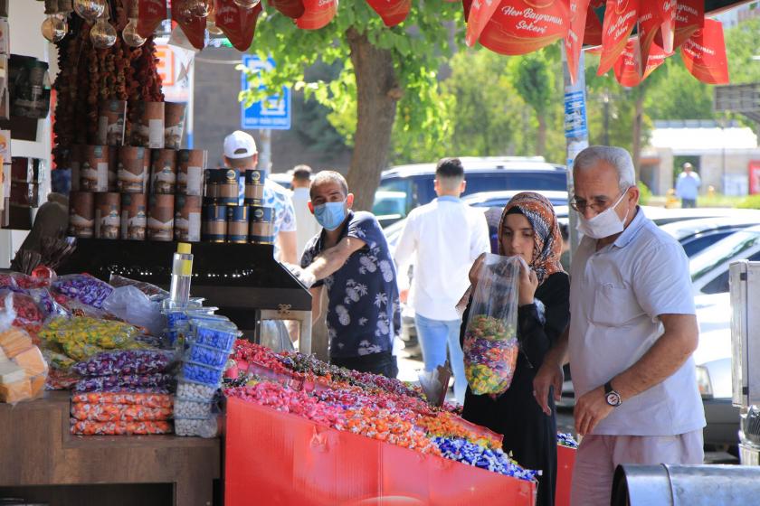 Bayram alışverişi yapan iki kişi