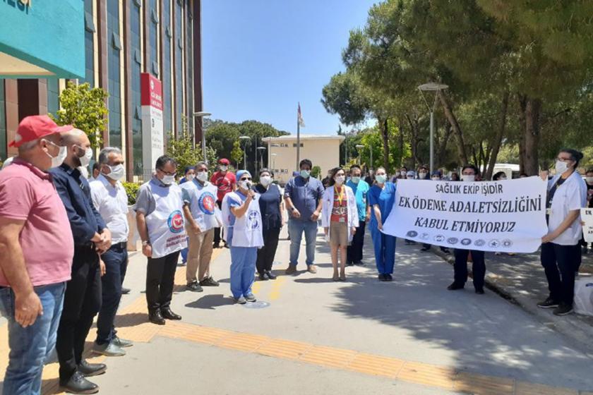 DEÜ hastanesi sağlık çalışanları ek ödeme talebiyle eylem yaparken