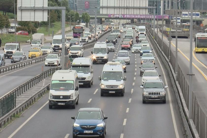 İstanbul trafiğinde ilerleyen araçlar