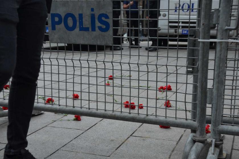 Cumartesi Annelerinin polis barikatının ardından Galatasaray Meydanına attığı karanfiller