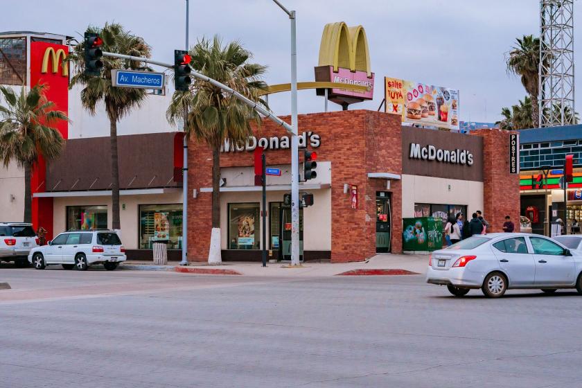 McDonald's restoranı, sağda ve solda park etmiş arabalar var