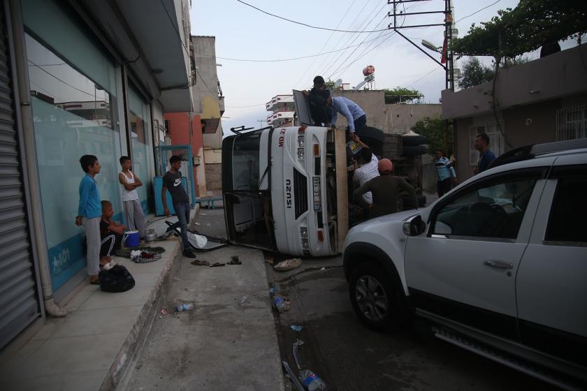 Devrilen minibüsü kaldırmaya çalışan işçiler (sağda) ve aracın içinden çıkan yaralı çocuk işçiler (solda)