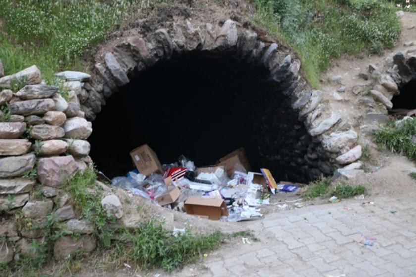 Uludere'de kaderine terk edilen kilise çöpten geçilmiyor