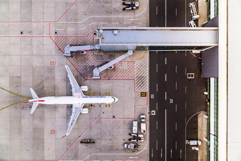 İstanbul Havalimanı dışından, uçakların yanaştığı bölgeden drone ile kaydedilmiş bir görünüm.