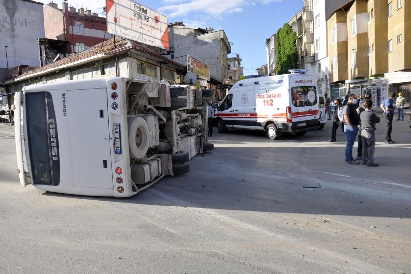 Devrilen işçi servisi (solda) ve ambulans