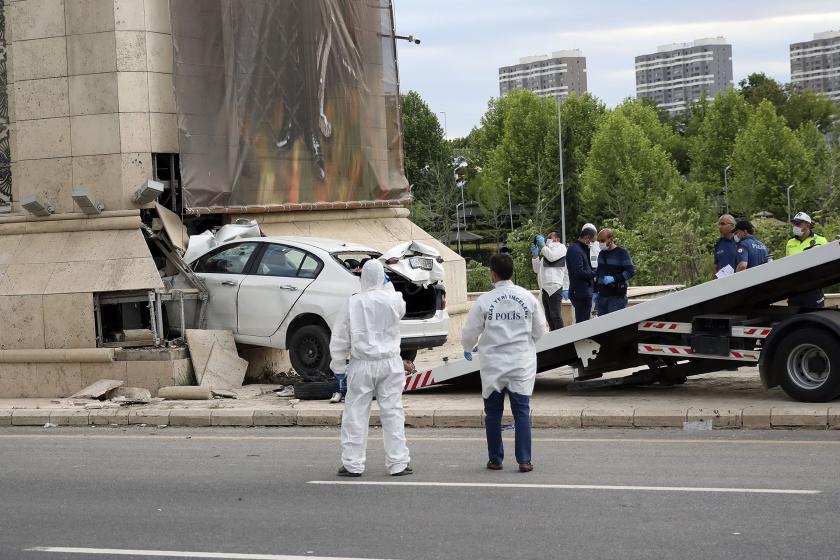 Polisin açtığı ateşle sürücüsünün yaşamını yitirdiği araç yol kenarındaki duvara çarpmış vaziyette.