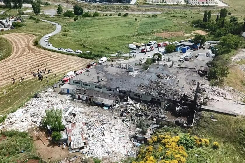 Başakşehir'de kot yıkama atölyesinde meydana gelen patlamada binanın enkaza dönen halinin drone ile çekilmiş fotoğrafı.