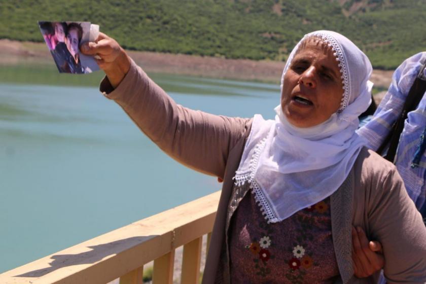 Gülistan Doku'nun annesi Bedriye Doku, kızının son görüldüğü yer olan Dinar Köprüsü’nde elindeki fotoğrafla isyan etti.