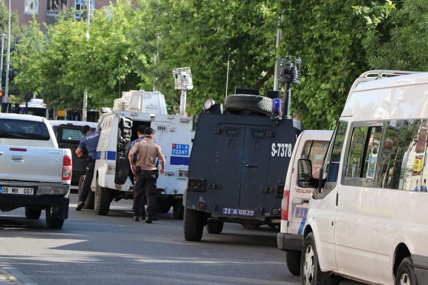 Özel harekat polislerinin operasyon yaptığı yer, sağda akrep tipi askeri araç