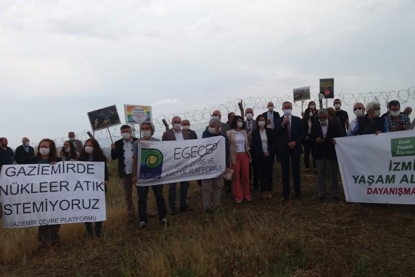 Nükleer Karşıtı Platform İzmir Bileşenleri Gaziemir ilçesinde eski kurşun fabrikasına ait arsada bulunan nükleer atık alanında basın açıklaması düzenlerken