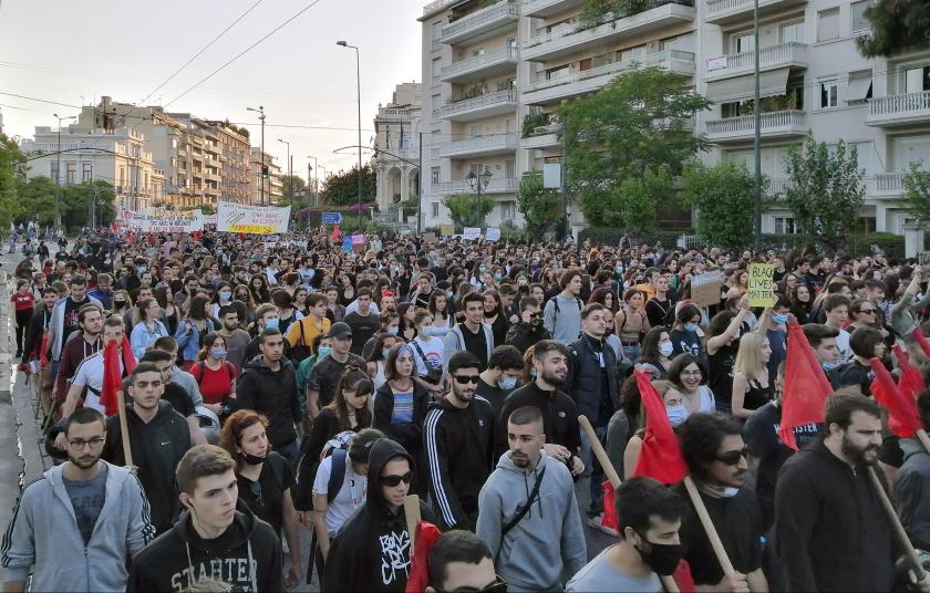 Atina'da Sintagma meydanında toplanan çok sayıda kişi.