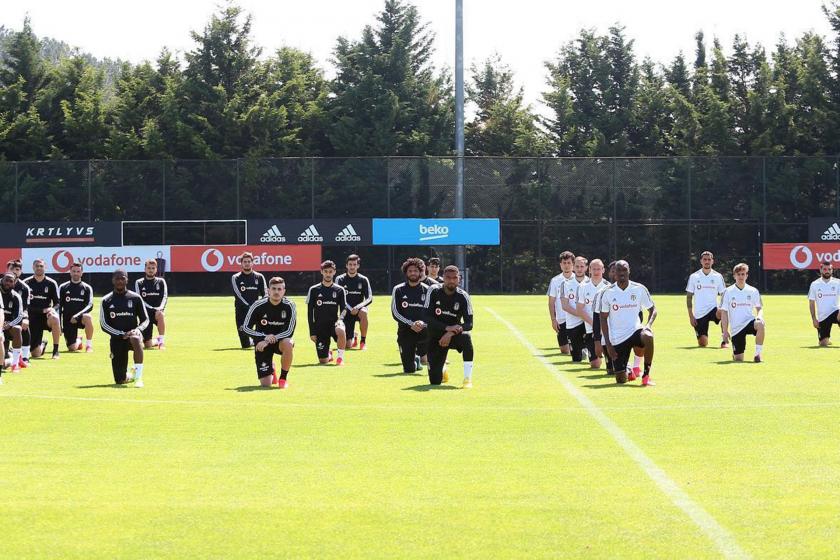 Diz çöken Beşiktaşlı futbolcular