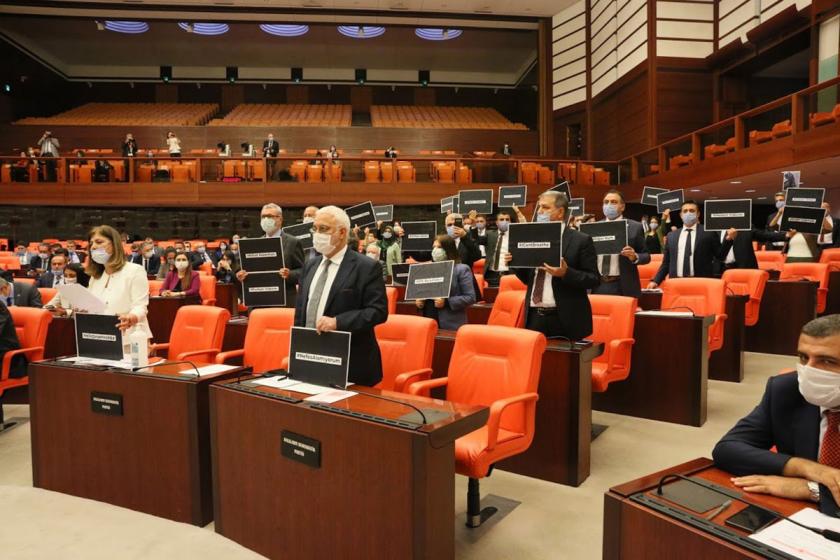 HDP Milletvekilleri, ellerinde polisin öldürdüğü kişilerin adları ve nefes alamıyoruz yazılı siyah dövizler tutuyor.