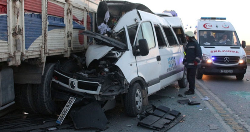 Diyaliz hastalarını taşıyan minibüs kaza yaptı: 3 ölü, 6 yaralı