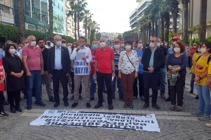 İzmir'de yapılan basın açıklamasında çok sayıda kişi.